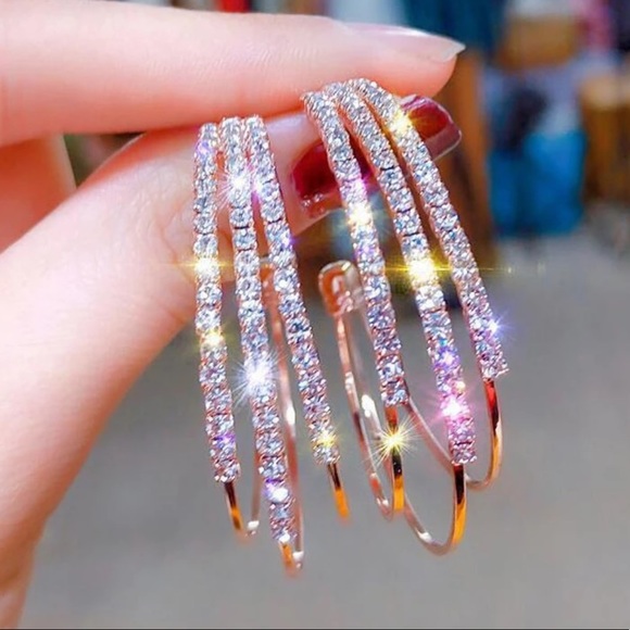 🔥Gorgeous 18K Gold Diamond Hoop Earrings🔥 - Picture 4 of 7